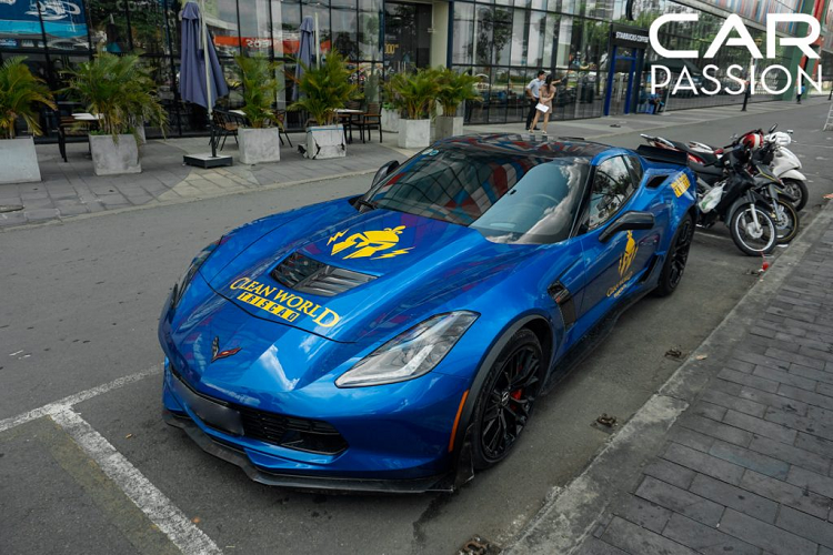 Mới đây, một chiếc xe thể thao Chevrolet Corvette Z06 màu độc đã bị bắt gặp khi đậu tại một trung tâm thương mại tại khu vực quận Tân Bình. Xe sở hữu màu xanh Laguna khá lạ lẫm ở phần ngoại thất và là chiếc Z06 màu xanh duy nhất tại Việt Nam
