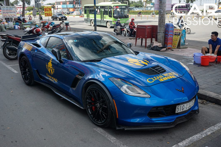 Tại Mỹ, giá xe Chevrolet Corvette Z06 khởi điểm từ 80.395 USD - một cái giá tương đối hợp lý khi xét tới hiệu năng vận hành mà chiếc xe đem lại. Sau khi nộp đầy đủ các loại thuế, ước tính chủ của chiếc Corvette Z06 tại Việt Nam này sẽ phải bỏ ra tới hơn 6 tỷ đồng mới có thể đưa nó "dạo phố" một cách hợp lệ
