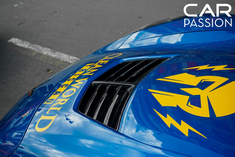 So với Corvette C7, biểu tượng cá đuôi ở thân xe đã được gỡ bỏ thay vào đó là sự xuất hiện của một khe thoát gió và logo Chevrolet Corvette Z06 mới ấn tượng, ngoài phần đầu xe được thay đổi với hai hốc gió và líp trước lớn hơn