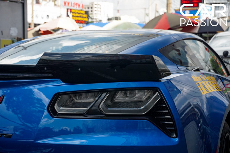 Cùm phanh Brembo được sơn đỏ nổi bật, tương phản với màu mâm của xe và tạo nên một sự kết hợp đầy thể thao cho ngoại hình của mẫu xe cơ bắp này