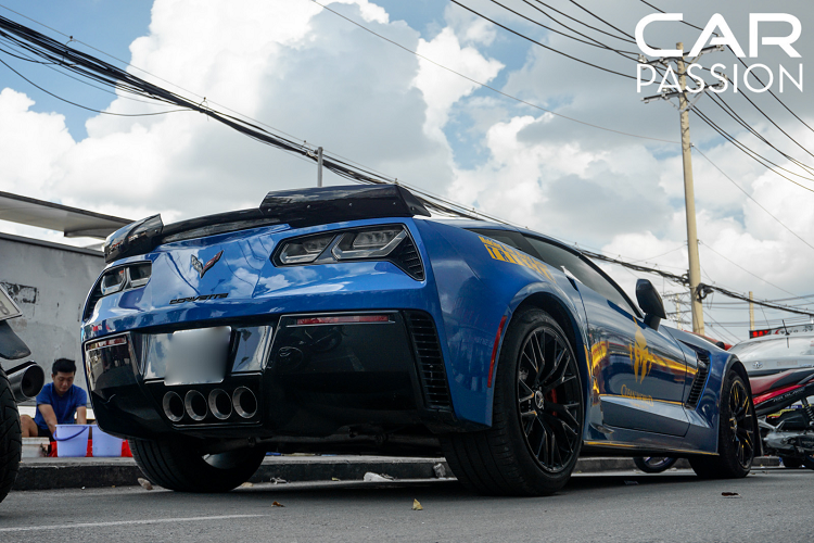 Bốn ống xả mạ chrome được đặt nối liền nhau ở vị trí trung tâm, kết hợp để mang lại tiếng nổ đầy ấn tượng từ khối động cơ V8. Chevrolet Corvette Z06 được trang bị khối động cơ LT4 V8 siêu nạp, dung tích 6.2 lít, sản sinh công suất tối đa 650 mã lực tại vòng tua máy 6.400 vòng/phút và mô men xoắn cực đại đạt 880 Nm tại vòng tua 3.600 vòng/phút