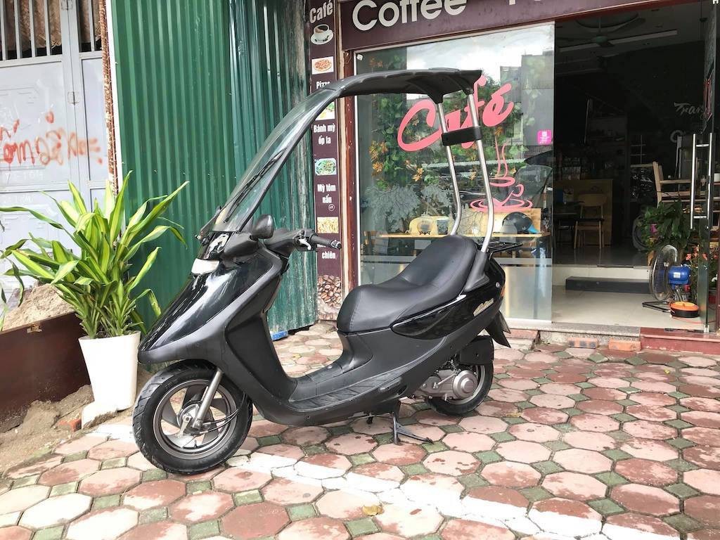 Giống như một chiếc ô tô, Honda Cabina có mui và kính chắn gió lớn được tích hợp gạt mưa.