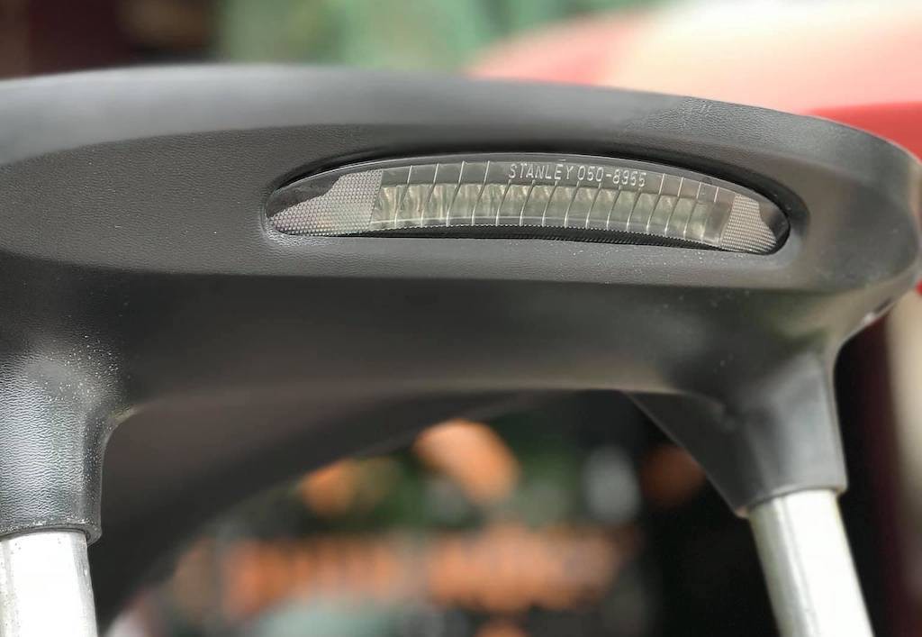 Dù giúp người lái tránh được mưa nắng và không bị gió, bụi mù... đập vào mặt, nhưng bộ mui cứng cao đã khiến cho chiếc xe trở nên mất ổn định trong trường hợp gió lớn