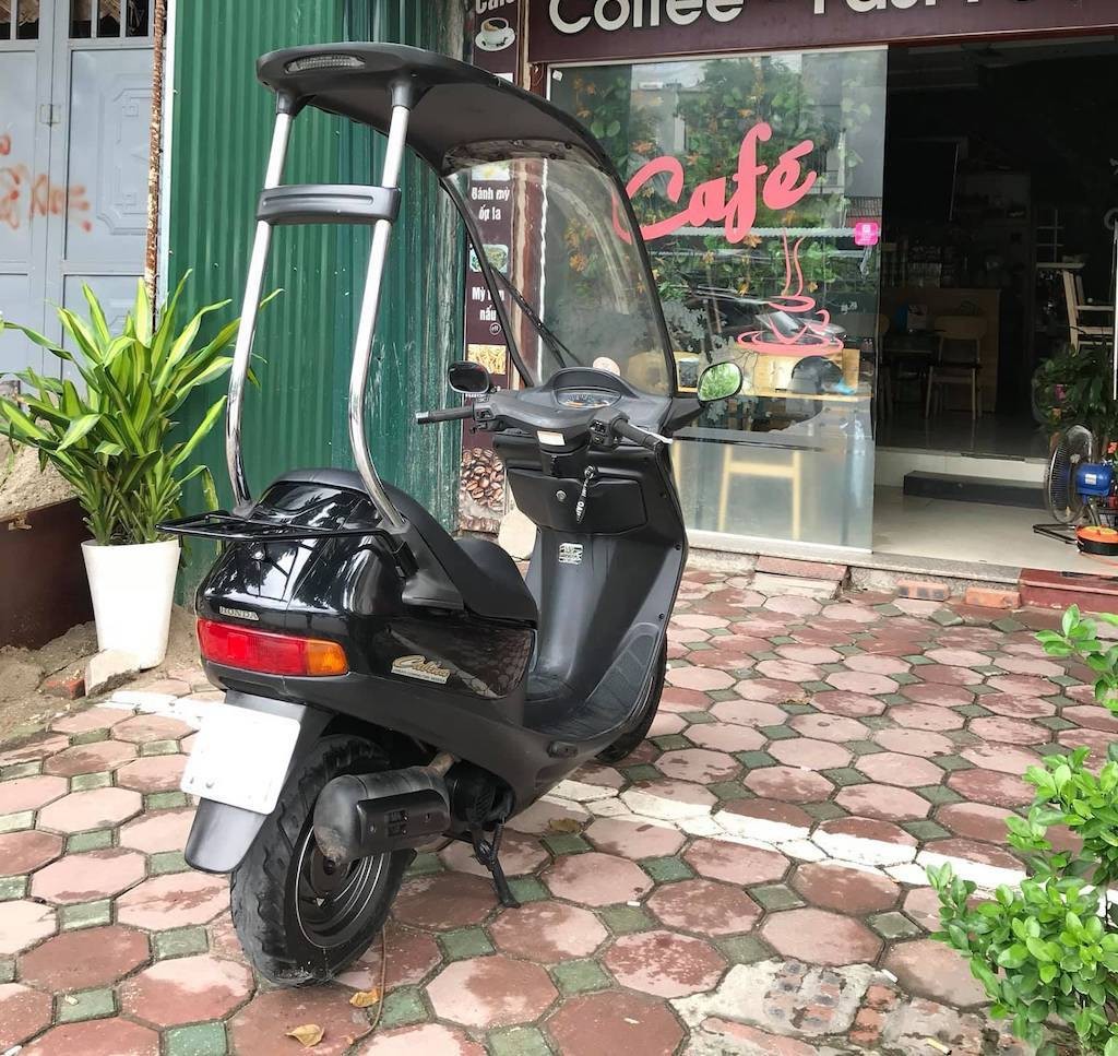 Dù được sản xuất từ 25 năm trước nhưng chiếc xe vẫn còn rất mới, ở trong trạng thái hoạt động hoàn hảo và giúp chủ nhân của nó tránh bị ướt mỗi khi di chuyển trong mùa mưa