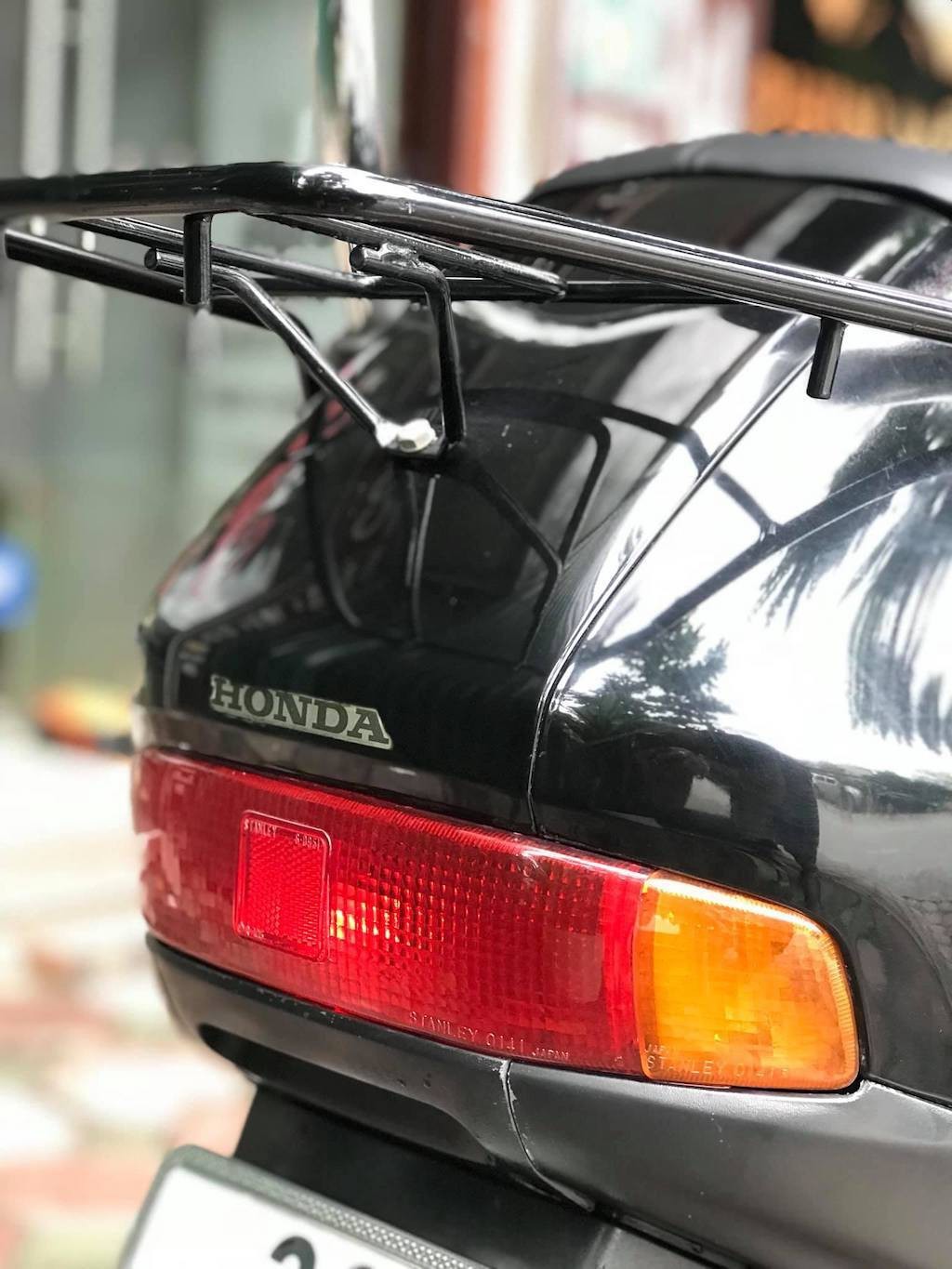 Ra mắt lần đầu vào năm 1994, Cabina sở hữu thiết kế với nhiều điểm tương đồng so với các dòng xe tay ga Honda thập niên 90