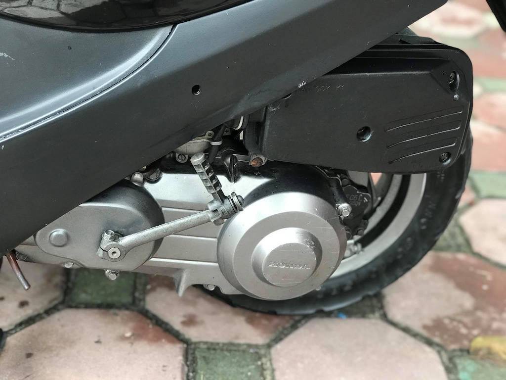 Người yêu xe 2 bánh có thể dễ dàng nhận ra đèn pha trước cùng bảng đồng hồ rất giống với chiếc Dio ZX 50, trong khi cụm đèn hậu của xe được lấy trực tiếp từ chiếc Lead 90 cũng xuất hiện vào năm 1994