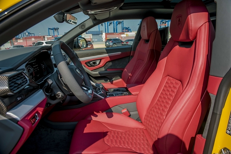 Khi điều khiển Urus trong đường phố, người lái có thể chọn một trong ba chế độ. STRADA thư thái, nhẹ nhàng, dễ kiểm soát và an toàn. SPORT linh hoạt, phản ứng lái nhanh nhạy, cảm giác lái phấn khích đậm chất thể thao và CORSA với hiệu năng vận hành và độ chính xác tối ưu