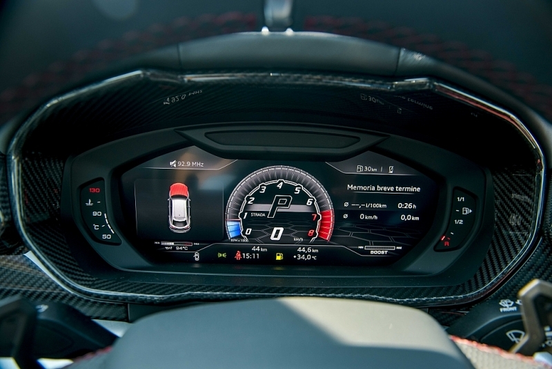 Ngoài ra, Urus còn có chế độ lái EGO cho phép người lái điều chỉnh các thông số của vô lăng, hệ thống treo và ma sát của xe phù hợp với phong cách lái và nhu cầu của cá nhân