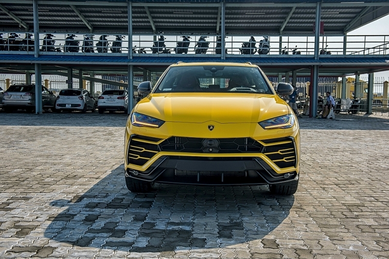 Lamborghini Urus mới nhất vừa cập cảng Hải Phòng, sở hữu màu vàng Giallo Auge nổi bật