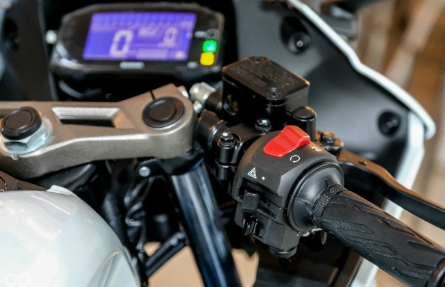 Cận cảnh thanh tay lái và các nút điều khiển của xe