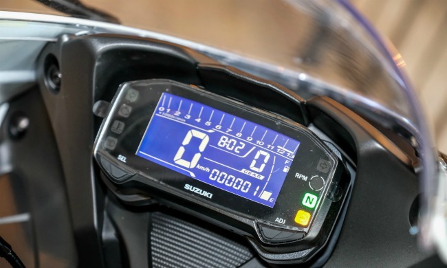 Điểm cập nhật cuốn hút nhất chính là bộ đôi GSX-R/S 150 được trang bị đồng hồ kỹ thuật số với nền xanh vô cùng bắt mắt