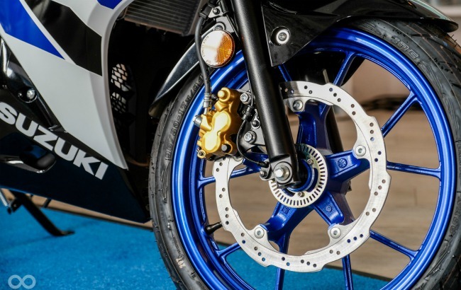 Cận cảnh vành bánh trước của xe với bộ mâm đĩa rộng