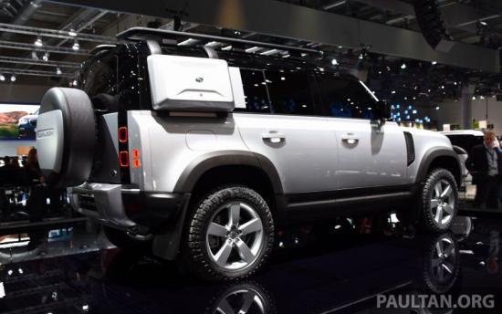 Phiên bản mới có phần nhô ra phía trước và phía sau nhỏ và bệ cửa cao cho góc thoát tốt hơn. Cửa sau dạng bản lề và bánh xe dự phòng gắn ngoài