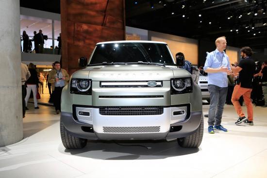 Bảng màu ngoại thất bao gồm ba màu kim loại mới độc đáo của Defender (Tasman Blue, Pangea Green và Gondwana Stone) kết hợp với Fuji White, Eiger Grey, Santorini Black và Indus Silver