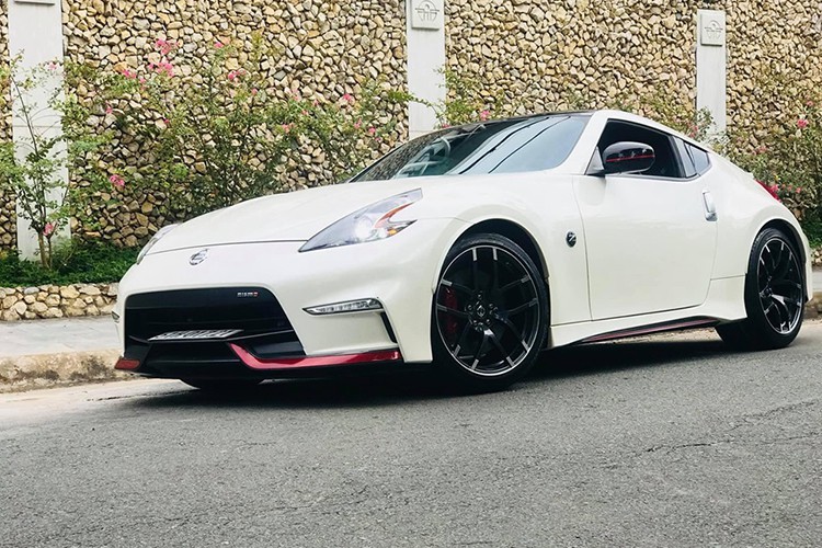 Phiên bản xe Nissan 370Z NISMO 2015 thừa hưởng những ưu điểm về khí động học và thiết kế động cơ từ dòng xe đua GT-R vốn rất thành công của hãng xe Nhật Bản. Đèn pha trước có chiều sâu, sử dụng công nghệ chiếu sáng Hyper Daytime Running Lights tạo vẻ mạnh mẽ quý phái