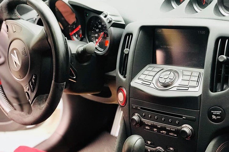 Bên trong, mẫu xe thể thao Nissan 370Z NISMO sử dụng ghế Recaro bọc da đỏ, đen độc quyền dành riêng cho Nismo và vô lăng cũng bọc da Alcantara. Tùy chọn bổ sung gói công nghệ mới với hệ thống định vị trên màn hình cảm ứng 7 icnh VGA, hệ thống âm thanh Bose. Ngoài ra, xe còn có hệ thống thông tin giải trí cao cấp NissanConnect Premium, định vị dẫn đường, đầu đọc DVD và camera quan sát phía sau