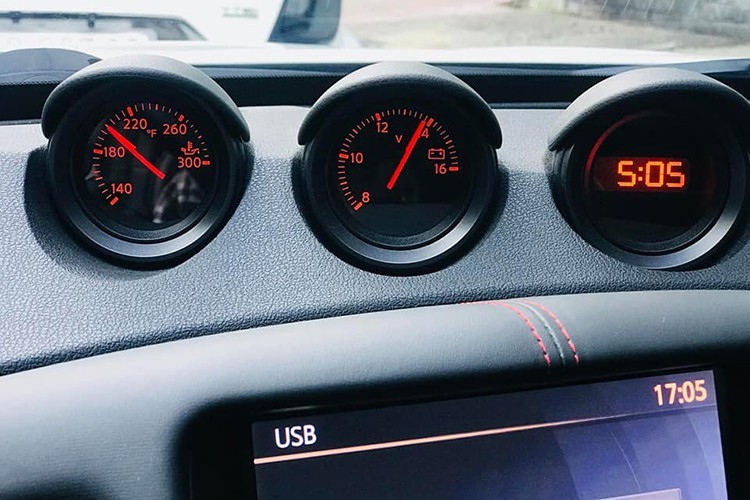 Động cơ trên 370Z Nismo 2015 vẫn là loại 3,7 lít V6 từ phiên bản cũ, sản sinh công suất 350 mã lực ở vòng tua máy 7.500 vòng/phút và mô men xoắn 374 Nm ở 5.200 vòng/phút. Thời gian tăng tốc từ 0 – 100 km/giờ trong 5,2 giây trước khi đạt tốc độ tối đa 250 km/giờ