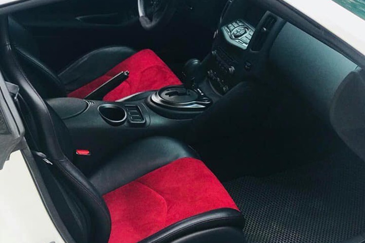 Thay đổi lớn nhất trên Nissan 370Z NISMO 2015 nằm ở hộp số. Nissan vẫn giữ nguyên hộp số sàn 6 cấp tiêu chuẩn, phiên bản duy nhất tại Việt Nam hiện tại được trang bị tùy chọn hộp số tự động 7 cấp. Nissan 370Z vẫn duy trì là mẫu xe duy nhất trong phân khúc được trang bị hệ thống kiểm soát đồng bộ vòng tua Syncro Rev Control (trên bản số sàn)