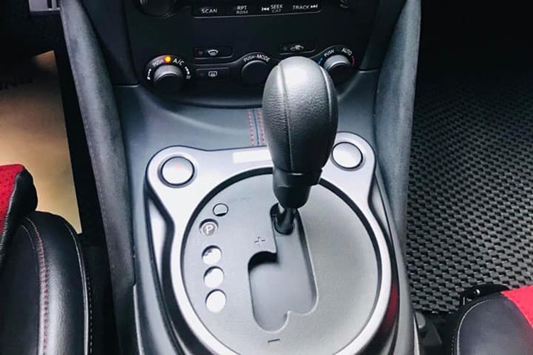 Ngoài những trang bị đặc biệt, Nissan 370Z NISMO thừa hưởng toàn bộ tinh hoa từ dòng xe được xem là biểu tượng của Nhật Bản. Thiết kế 2 cửa thể thao, lại có thêm hệ dẫn động cầu sau đáp ứng tiêu chí khắt khe của dân mê lái xe khiến dòng xe Z của Nissan trở thành một trong những lựa chọn hàng đầu trong phân khúc xe thể thao coupe toàn cầu, dù là xe đời mới hay cũ