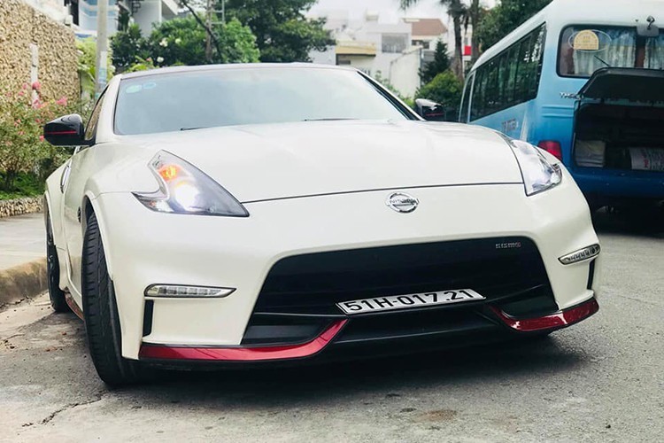 Hiện tại giá xe Nissan 370Z NISMO duy nhất tại Việt Nam đang rao bán tại TP. HCM ở mức hơn 2 tỉ đồng. Đây là chiếc xe đời 2015 đã qua sử dụng nhưng vẫn còn khá mới với ngoại hình và nội thất trong tình trạng tốt khi chỉ mới lăn bán được 4.000 miles, tức chưa đến 10.000 km