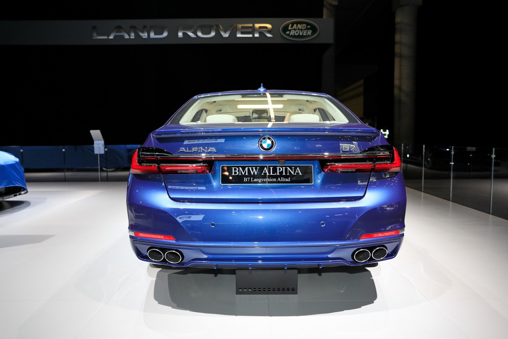 Alpina B7 2020 có màu xanh Alpina Blue Metal, một trong những màu sắc độc quyền bên cạnh màu xanh Green Metallic tăng thêm sự thời thượng cũng như sang trọng cho mẫu sedan hàng đầu này