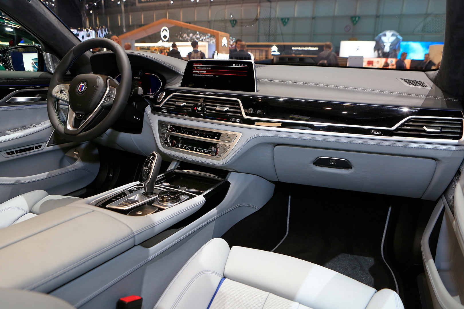 Nội thất xe Alpina B7 mới nổi bật ở chất liệu da cao cấp và đường chỉ khâu tương phản