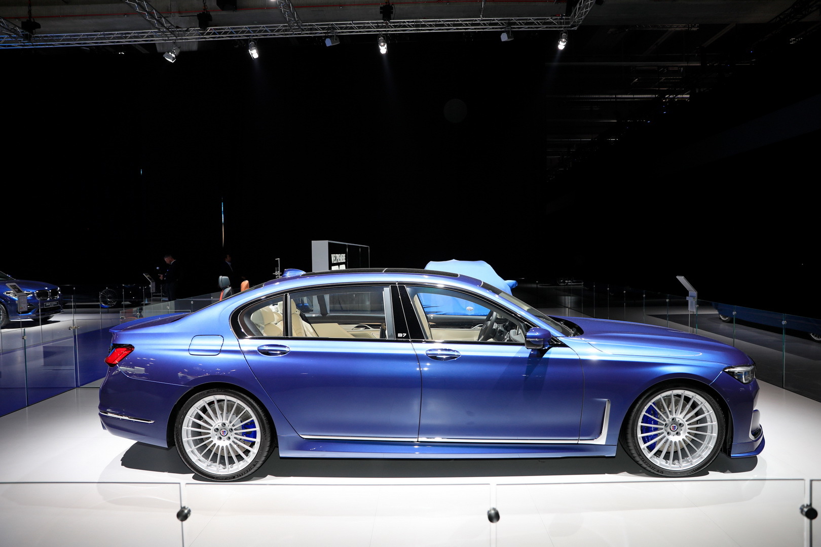 Đi kèm hộp số tự động 8 cấp và hệ thống dẫn động 4 bánh xDrive nên Alpina B7 có khả năng tăng tốc từ 0-100km/h trong 3,7 giây. Tốc độ tối đa 330km/h