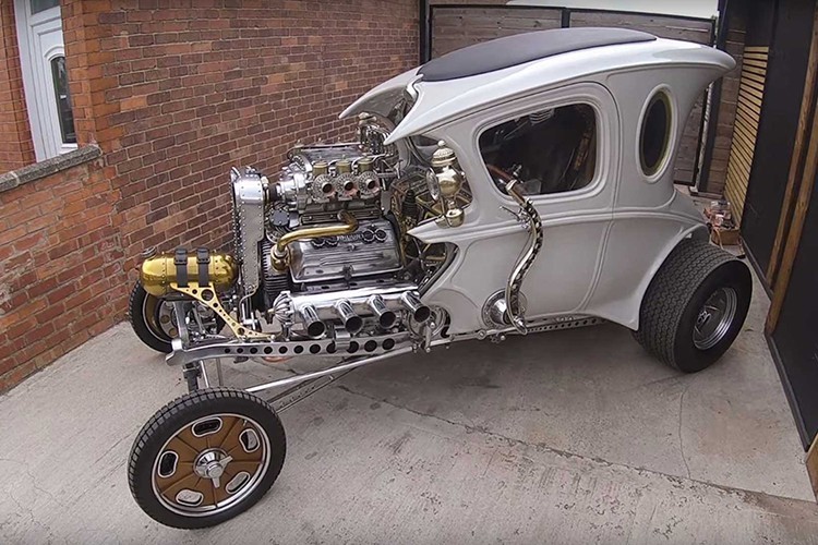 Chiếc xe ôtô của công chúa lọ lem này không phải là một chiếc xe độ thông thường mà giống như được làm trên khung của một chiếc xe cổ nào đó. Nó đã được chế tạo từ con số 0, với hầu hết bộ phận đều là làm riêng cho bản thân chiếc xe. Đối với Bacon, nó là chiếc xe đắt giá nhất và tốn công sức nhất mà anh ấy từng chế tạo