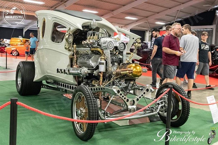 Sau khi hoàn thành chế tạo một chiếc xe mang tên Cosmotron, Bacon đã quyết định bắt tay làm dự án tiếp theo trong năm 2015. Tầm nhìn của anh được nhiều người đánh giá là chế tạo một thứ gì đó chưa từng được chế tạo trước đây, một chiếc xe ôtô Automatron siêu độc đáo