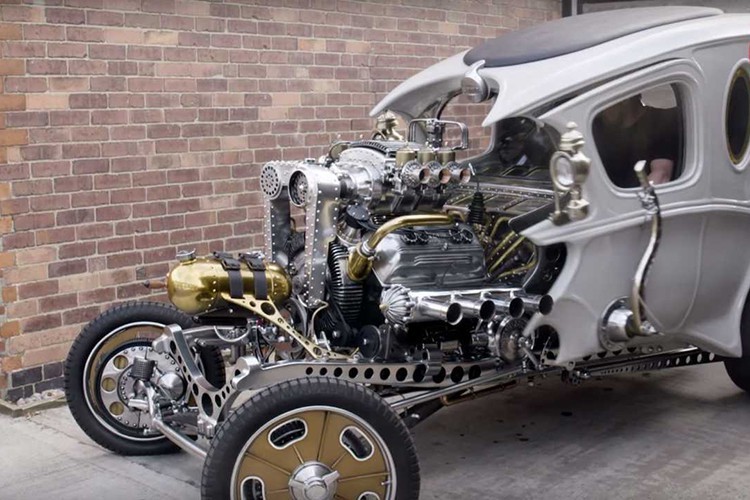 Nếu nhìn vào Automatron, ta có cảm giác nó giống như một mẫu xe viễn tưởng của nhân vật Thuyền trưởng Nemo vậy. Dù sao đi nữa, anh ấy đã tự tay làm ra Automatron từ con số 0 và một vài phụ tùng dự trữ, bao gồm bộ công tắc từ máy bay đánh bom Lancaster và bộ bánh trước của một chiếc Austin 7