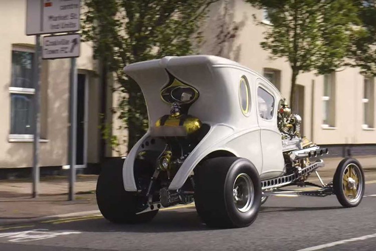 Rõ ràng rằng Bacon mong muốn tạo ra một thứ gì đó vừa ngầu vừa độc nhất với Automatron. Thiết kế để lộ động cơ và không có tấm chắn bùn có thể gây cảm giác khó chịu cho một số người