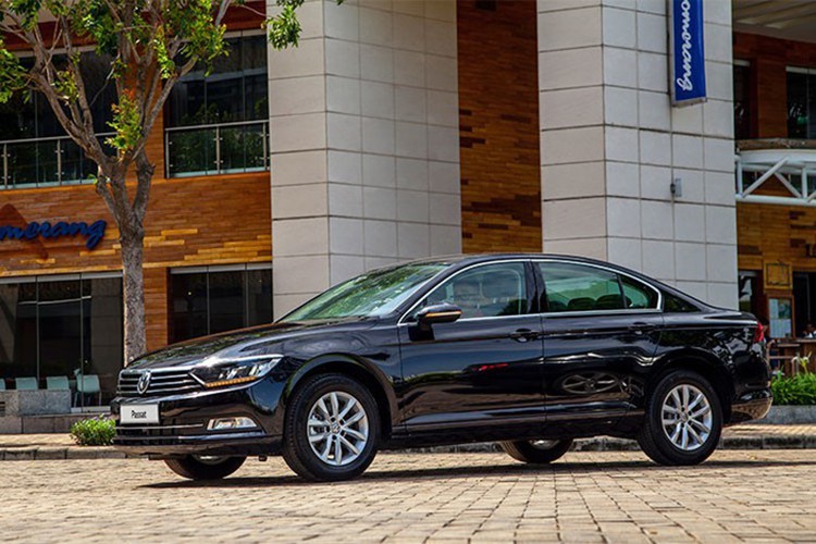 Volkswagen Passat thuộc thế hệ B8, nhưng không thuộc phiên bản nâng cấp giữa vòng đời (facelift) mới nhất