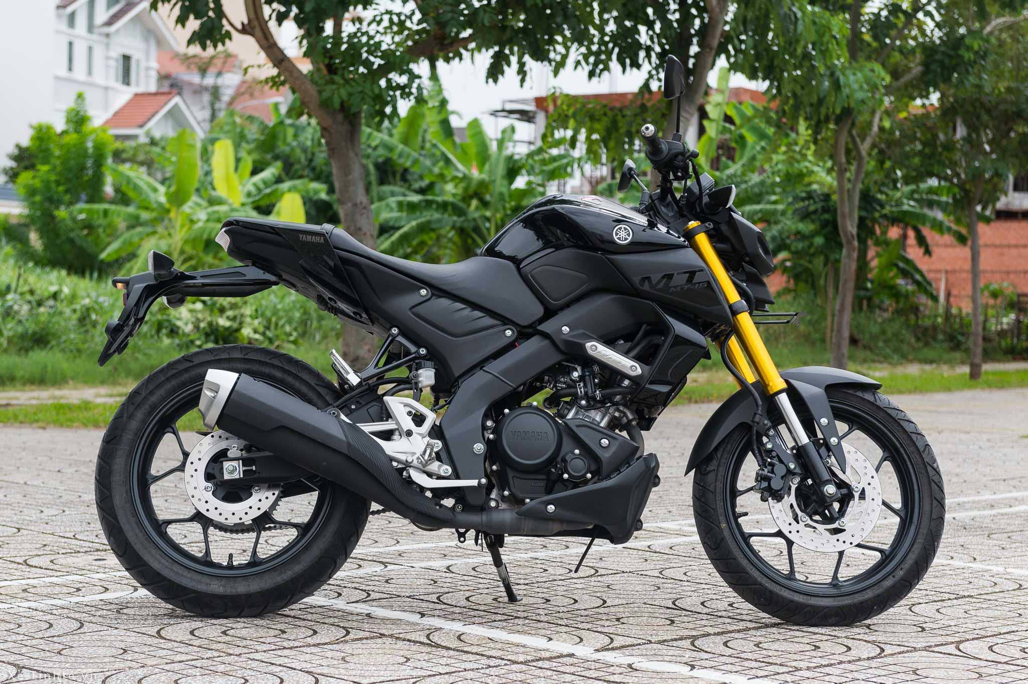 Kích thước của Yamaha MT-15 2019 lần lượt là 1.965x800x1.065 mm, khoảng cách giữa 2 trục bánh xe 1.335 mm, trọng lượng ướt 133 kg