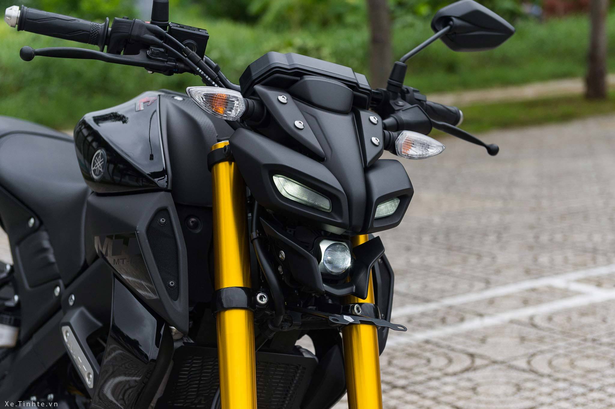 Phần đầu xe nổi bật với dàn đèn kiểu dáng giống như bộ mặt robot