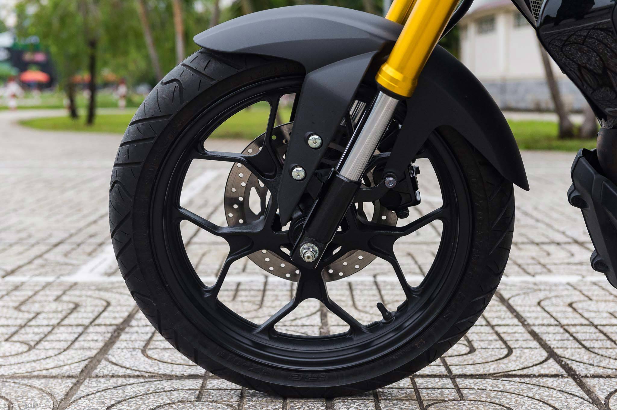 Phuộc nhún trước dạng upside down, giảm xóc sau lò xo trụ đơn