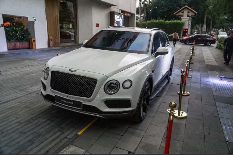 Tại Việt Nam, chiếc xe sang Bentley Bentayga được cá nhân hóa từ những màu cơ bản như trắng, đen hay đến những màu đặc biệt hơn như vàng cát, xanh dương, xanh cát hoặc thậm chí là dual-tone xanh lá – trắng sữa hay bản đặc biệt đánh dấu 100 năm thành lập hãng. Với màu sơn trắng không quá nổi bật, chiếc Bentayga trong bài lại đặc biệt khi được trang bị gói nâng cấp Black Specification của chính Bentley