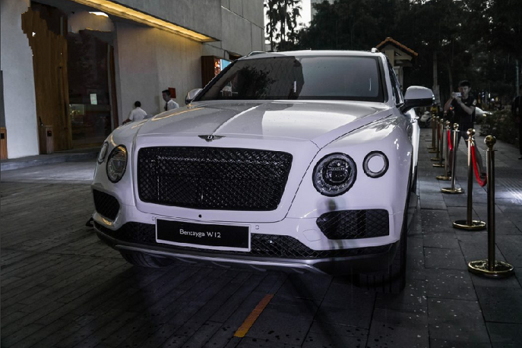 Chiếc SUV hạng sang Bentayga này được Bentley chính hãng Hà Nội lên cấu hình và mang về nước. Nhằm tạo nét mới cho chiếc xe vốn được trưng bày trong thời gian dài, đại lý Bentley chính hãng duy nhất Việt Nam đã thêm vào chiếc xe gói nâng cấp Black Specification