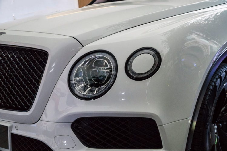 Theo đó, những chi tiết được mạ crom trên xe như lưới tản nhiệt, lưới hốc gió, viền cửa sổ, viền bánh xe cùng khu vực gắn biển số đều được thay thế bằng những chi tiết màu đen bóng