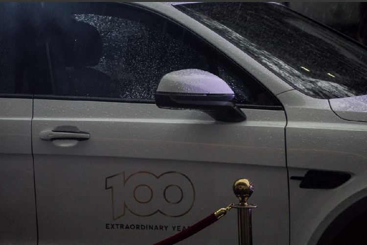 Bên trong, nội thất của xe được bọc da cao cấp màu da bò kết hợp cùng da bọc táp-lô màu đen. Nội thất xe cũng được ốp gỗ tại bảng táp-lô và cửa xe. Để tạo nét tương phản, logo Bentley được thêu màu đen trên lưng ghế, một số vị trí khác của nội thất cũng được bọc da màu đen