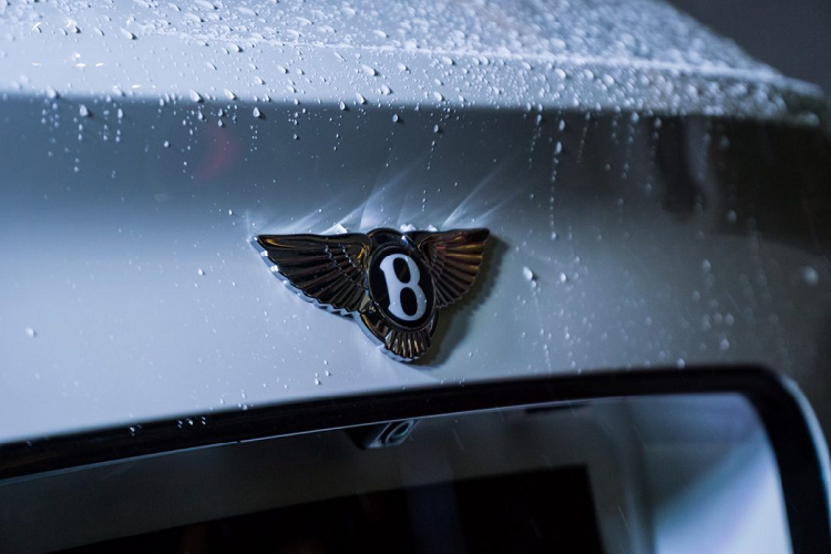Được xây dựng trên cấu hình W12, đây là một trong những chiếc Bentley Bentayga W12 cuối cùng được Bentley Hà Nội đưa về nước trước khi chuyển hoàn toàn sang động cơ V8 tăng áp