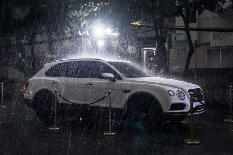 Giá xe Bentley Bentayga với gói nâng cấp Black Specification này hiện đang được bán bởi đại lý Bentley Hà Nội với mức khoảng hơn 20 tỷ đồng