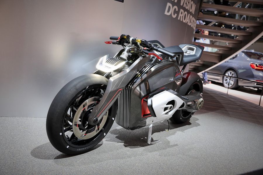 Vision DC Roadste: Một trong những chiếc mô tô nổi bật nhất tại gian hàng của BMW chính là BMW Vision DC Roadster concept, mẫu xe này thực tế đã được tiết lộ từ tháng 6 năm nay