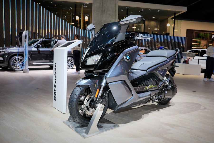 BMW C Evolution: BMW C Evolution cũng là một chiếc xe hai bánh thu hút nhiều sự quan tâm của người tham dự Frankfurt năm nay