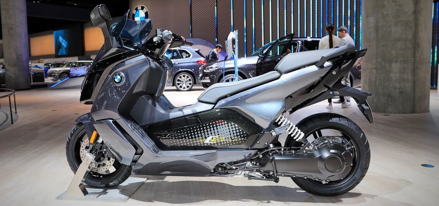 Chiếc xe máy điện có tầm hoạt động 160 km, công suất 47 mã lực và mô-men xoắn cực đại 72Nm. Tốc độ tối đa của xe là khoảng 128 km/h - quá đủ cho một chiếc xe đô thị