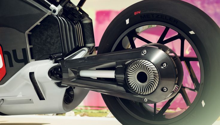 Một vài tính năng đáng chú ý khác của Vision DC Roadster gồm có đèn ngày LED hình chữ U, hai đèn LED nhỏ cho chùm sáng cao và thấp, đèn phanh LED, màn hình kỹ thuật số tối giản, các điểm nhấn trang trí bằng nhôm và lốp Metzeler đặc biệt được tích hợp các yếu tố huỳnh quang