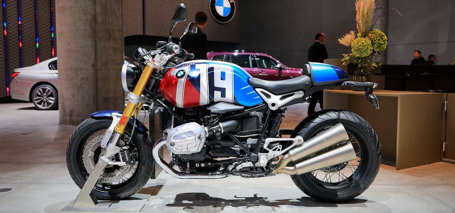 BMW R nineT: Tương tự như các sự kiện triển lãm khác, lần này, gian hàng của BMW cũng không thể thiếu sự có mặt của BMW R nineT - mẫu xe mô tô hàng đầu của BMW Motorrad với chống bó cứng phanh ABS tiêu chuẩn, động cơ 4 thì cho công suất 108 mã lực và mô-men xoắn cực đại 116Nm