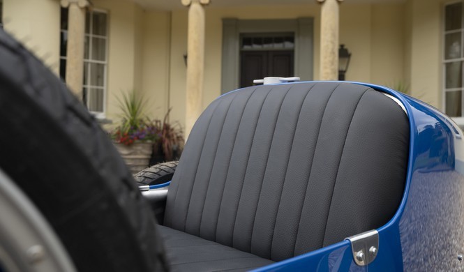 Đương nhiên, sẽ có 3 phiên bản cho khách hàng lựa chọn: Baby II tiêu chuẩn với thân xe composite, Baby II Vitesse với thân xe sợi carbon và một "Chìa khóa Tốc độ" và Baby II Pur Sang với thân xe làm thủ công từ nhôm và "Chìa khóa Tốc độ"