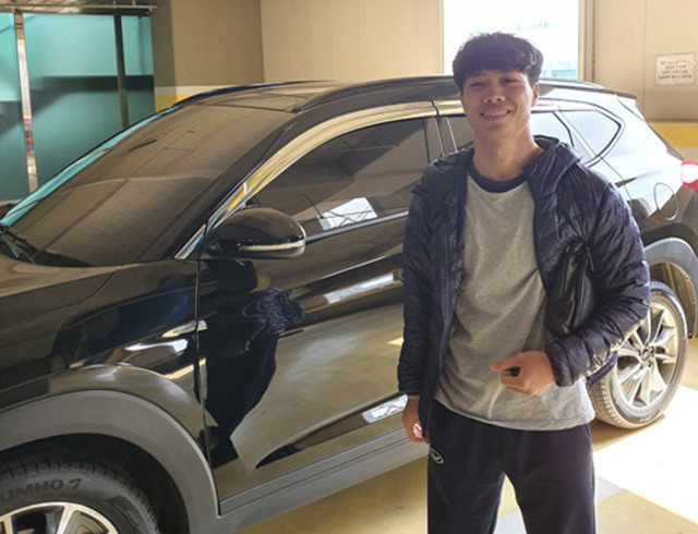Công Phượng: Khi Công Phượng khoác áo CLB Incheon United vào đầu năm 2019, anh được đội bóng ở K League cấp cho chiếc xe Hyundai màu đen