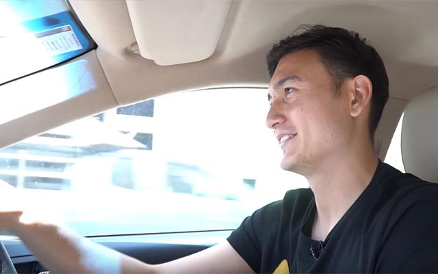 Văn Lâm: Ngoài việc được cấp nhà, Văn Lâm còn được Mungthong Utd cấp cho xe đi lại. CLB của Thái Lan đầu tư cho Văn Lâm chiếc Camry 4 chỗ màu đen