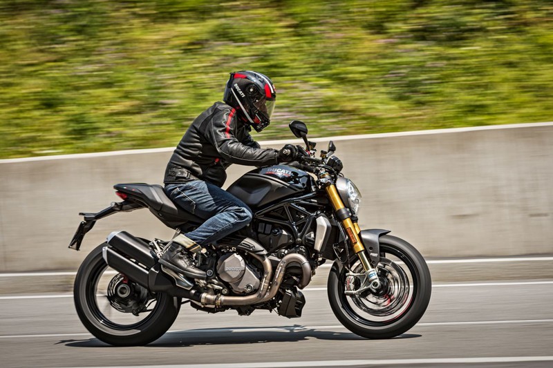 Ducati Monster 1200 S Black on Black đã được cập nhật Hệ thống đa phương tiện và chống trộm của Ducati. Chiếc xe đi kèm với bảo hành 24 tháng/không giới hạn số dặm